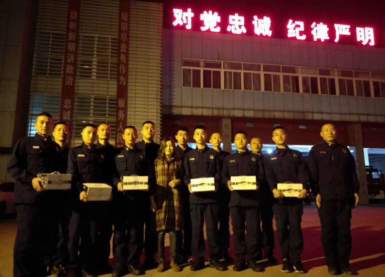 给消防官兵感谢祝福_四川凉山救火烈士追悼会_消防员收到暖心礼物感动无数人