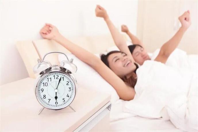 不吃饭只喝水会死吗_起床过急脑出血_赖床好处