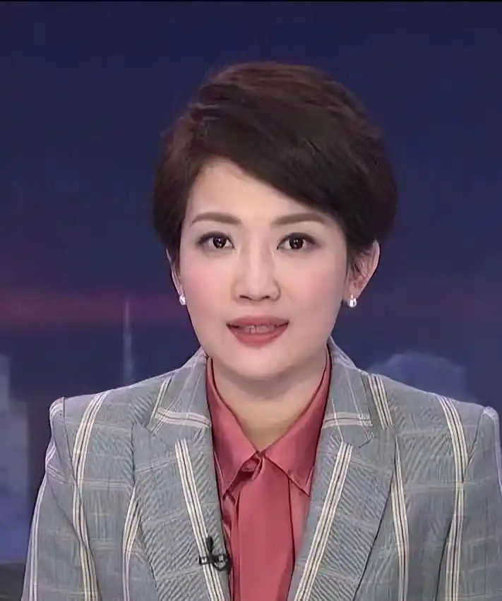 cctv13晚间新闻女主持人_央视美女主持人排名_央视当家花旦颜值高