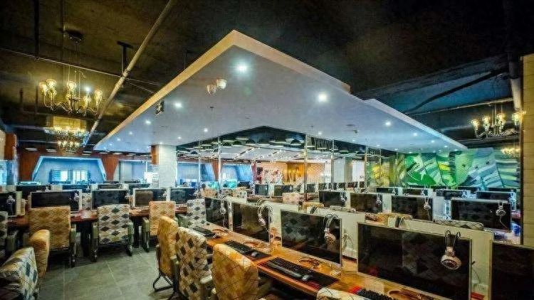 倒闭甩卖、转型无门,溃败的网吧,消失的“男人的天堂” 倒闭甩卖、转型无门,溃败的网吧,消失的“男人的天堂”