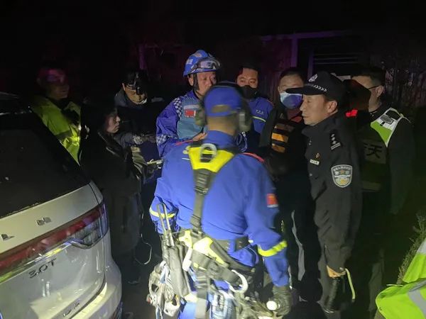 太原:22名驴友被困深山 公安紧急搜救已全部脱险 太原:22名驴友被困深山 公安紧急搜救已全部脱险