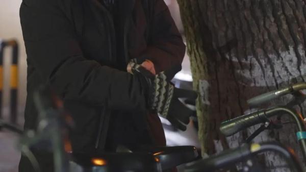 13岁女孩出走,监控显示与多名陌生男子有交集,幸好……