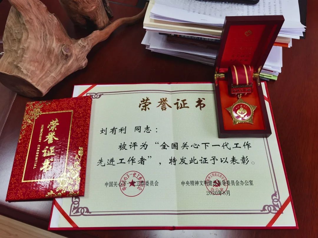 黄龙县关工委工作_退休老干部奉献精神_退休老干部环城走的新闻稿件