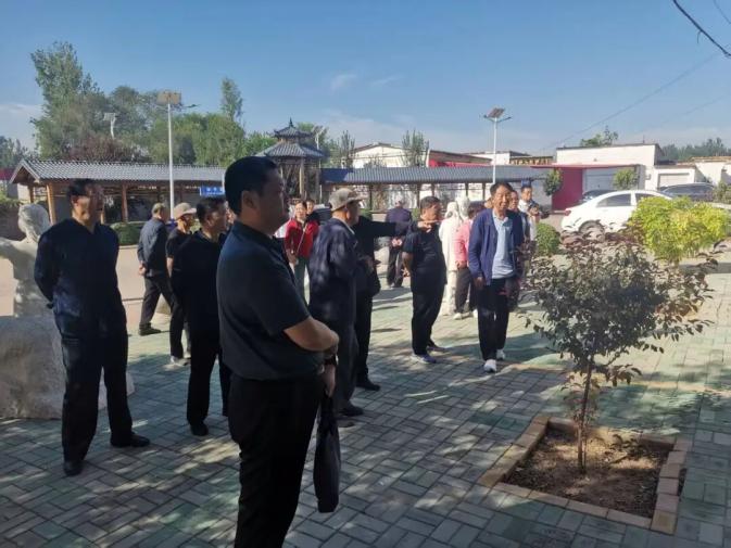 老干部助力美丽乡村建设_退休老干部环城走的新闻稿件_离退休干部观摩乡村振兴