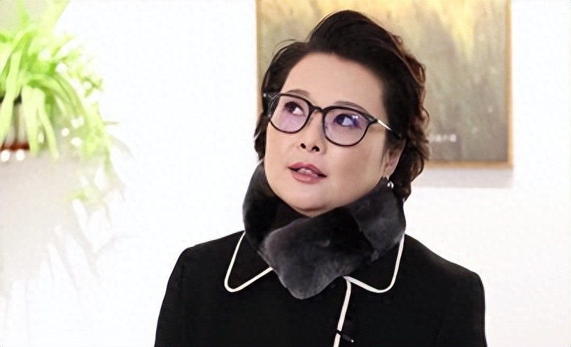 袁立脸部圆润认不出？3婚都是姐弟恋，与小11岁老公相爱却无子