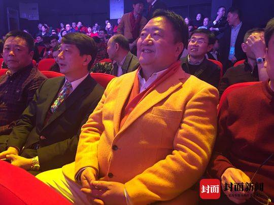 夜读丨男子深夜打电话求助：我可能把女友忘服务区了…丨“春晚钉子户”笑脸哥坐观众席19年，今年因腿抽筋中途离场