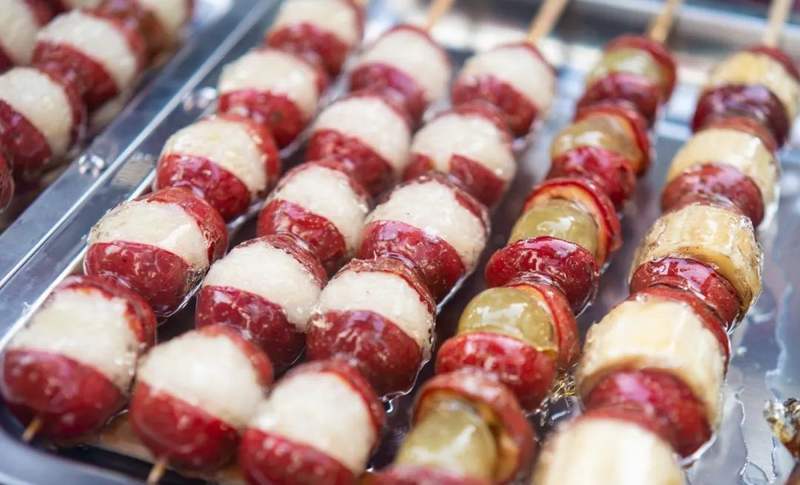 一米糖葫芦特色品种_北方冰糖葫芦口感最佳_奶皮子糖葫芦爆火