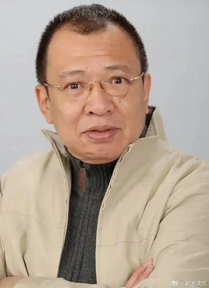 详细阅读:76岁知名港星许绍雄病危入院,一辈子都在当“绿叶”却是名门之后,是TVB第一个开奔驰上班的艺人 76岁知名港星许绍雄病危入院,一辈子都在当“绿叶”却是名门之后,是TVB第一个开奔驰上班的艺人