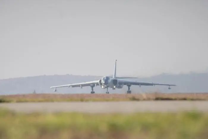 轰6K驾驶员讲述绕飞台岛、巡航黄岩岛经历 轰6K驾驶员讲述绕飞台岛、巡航黄岩岛经历