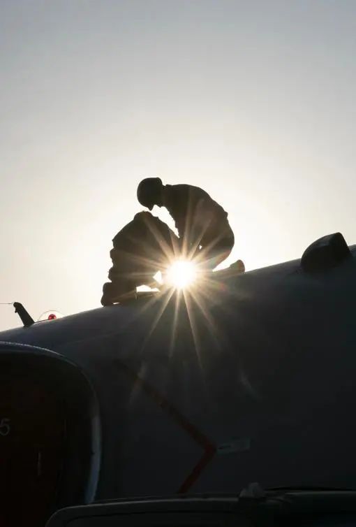 大批轰-6k贴近台岛 专家解读_轰-6K飞行员执行远海任务_南部战区空军航空兵某师战史