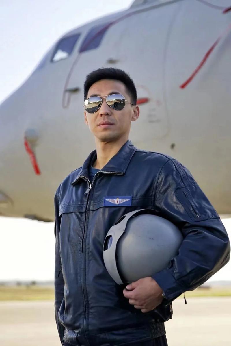 大批轰-6k贴近台岛 专家解读_轰-6K飞行员执行远海任务_南部战区空军航空兵某师战史