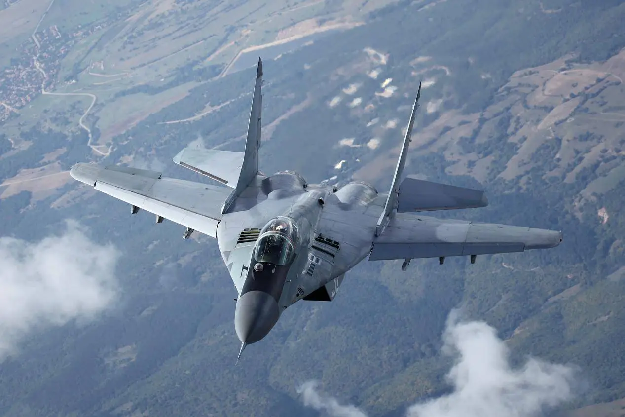 f16空战机动_F16战隼战机全球应用案例_F16战隼战机性能特点