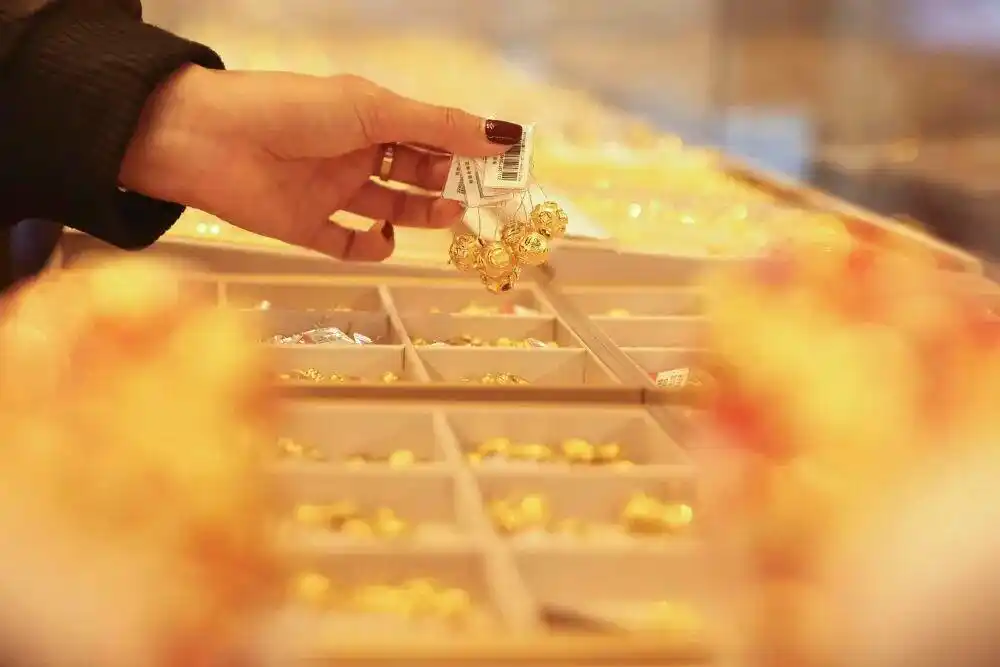 银行调整贵金属业务投资门槛_现货黄金价格走势_多家品牌“一口价”黄金饰品将涨价