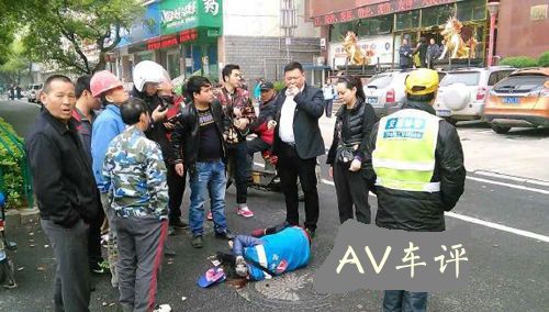 到底发的什么飙？ 卡宴车主把人撞成脑震荡