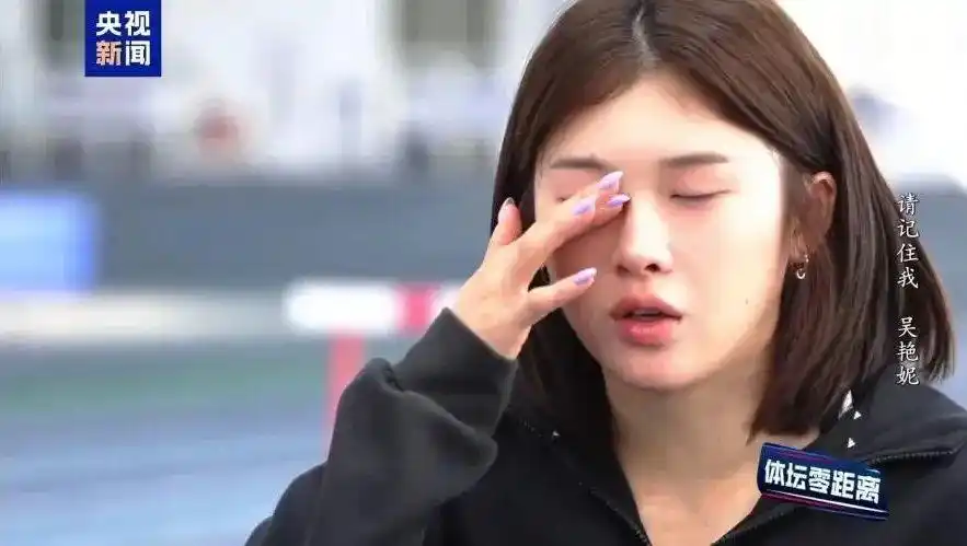 吴艳妮母亲力挺女儿抢跑事件_吴艳妮夺冠后亲吻现场小粉丝_吴艳妮母亲拒绝危机公关费用