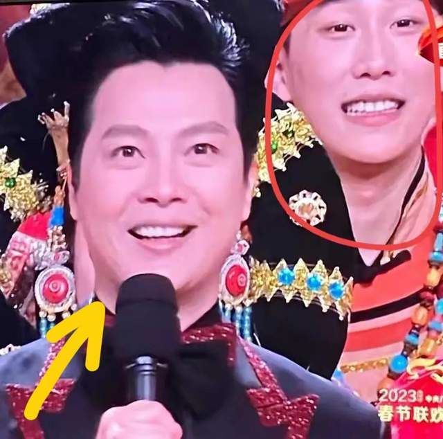春晚笑脸哥冉东升_央视春晚微笑哥 19秒不眨眼 伴舞演员职业素养