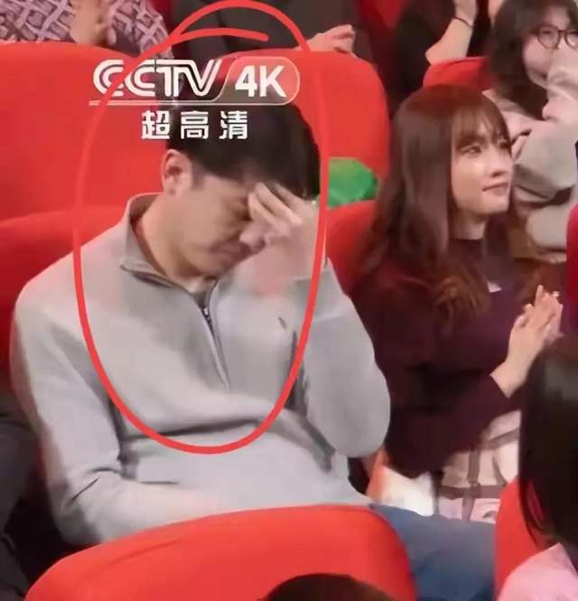 央视春晚微笑哥 19秒不眨眼 伴舞演员职业素养_春晚笑脸哥冉东升