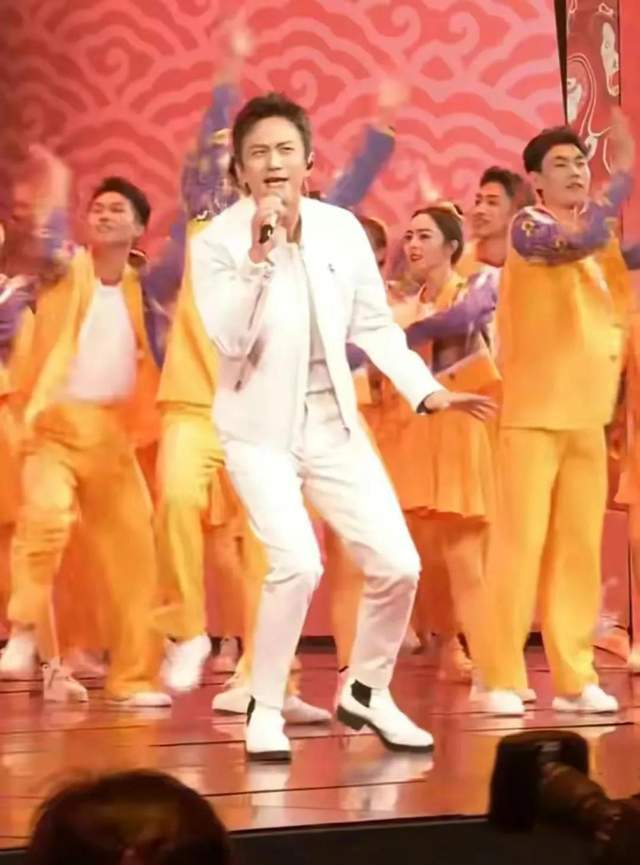 春晚笑脸哥冉东升_央视春晚微笑哥 19秒不眨眼 伴舞演员职业素养