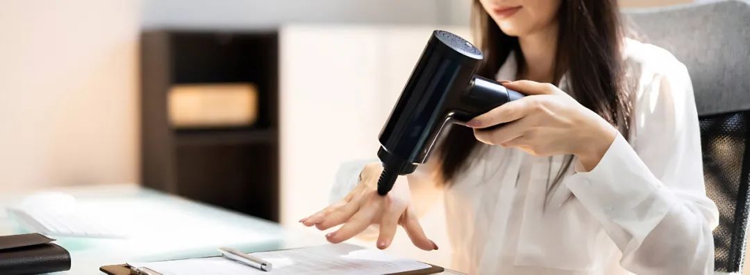 女子用筋膜枪按摩眼眶致白内障,筋膜枪,请远离眼睛