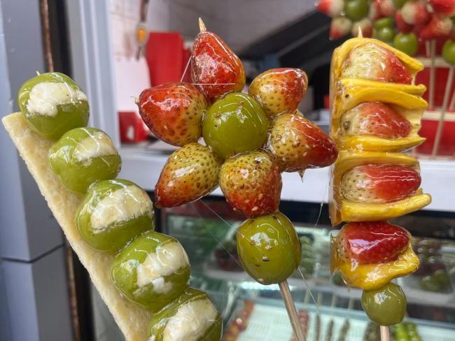 奶皮子糖葫芦卖到40元一串 网红小吃风靡一时 奶皮子糖葫芦卖到40元一串 网红小吃风靡一时