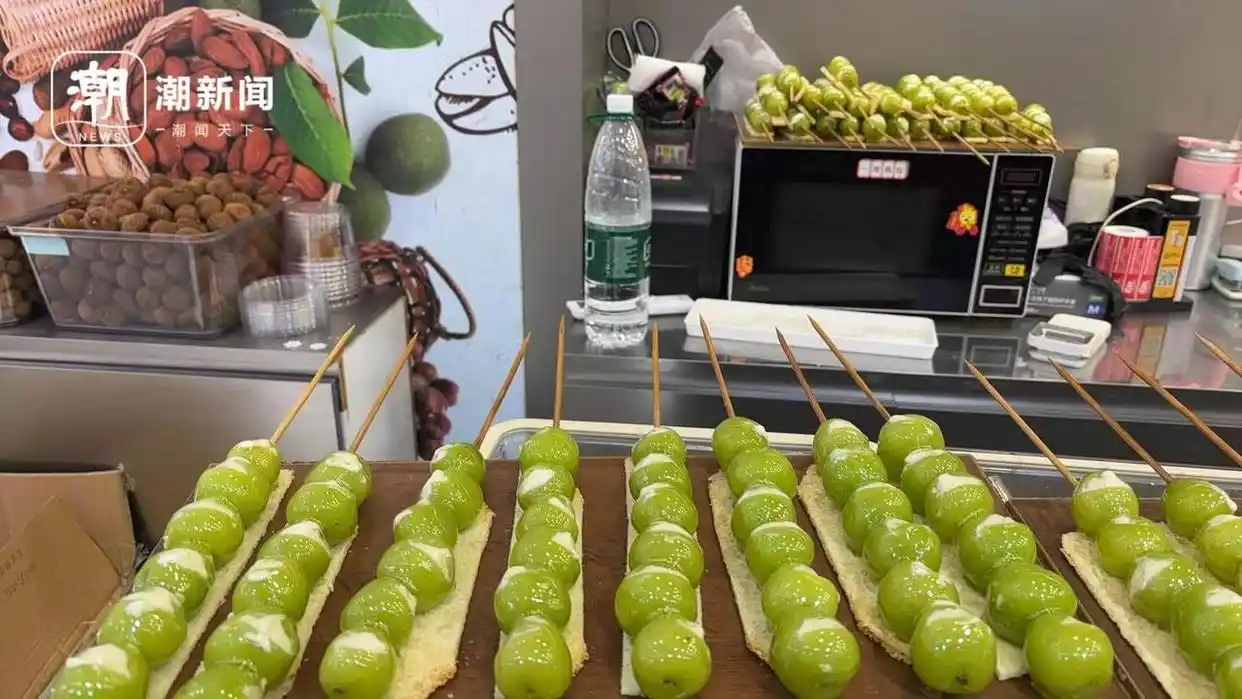 奶皮子糖葫芦一夜走红:有人排3小时只为尝鲜,有人表示“看不懂” 奶皮子糖葫芦一夜走红:有人排3小时只为尝鲜,有人表示“看不懂”