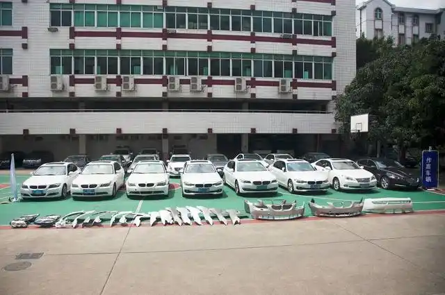 佛山警方打击碰瓷团伙_宝马碰瓷案件分析_高速后视镜碰瓷党图片