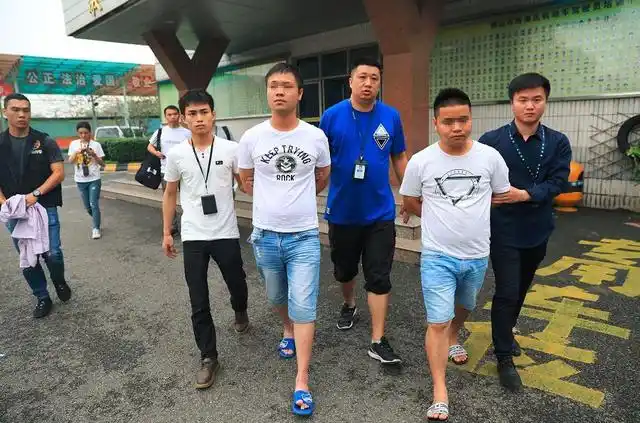 高速后视镜碰瓷党图片_佛山警方打击碰瓷团伙_宝马碰瓷案件分析