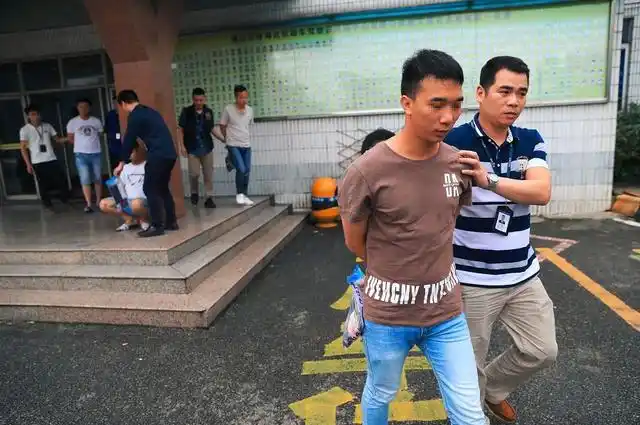 高速后视镜碰瓷党图片_佛山警方打击碰瓷团伙_宝马碰瓷案件分析