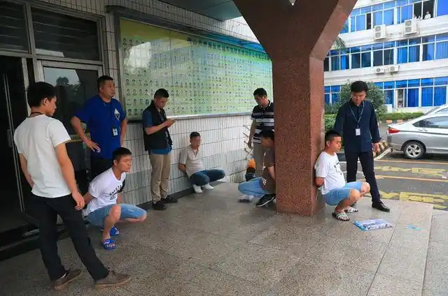 佛山警方打击碰瓷团伙_高速后视镜碰瓷党图片_宝马碰瓷案件分析