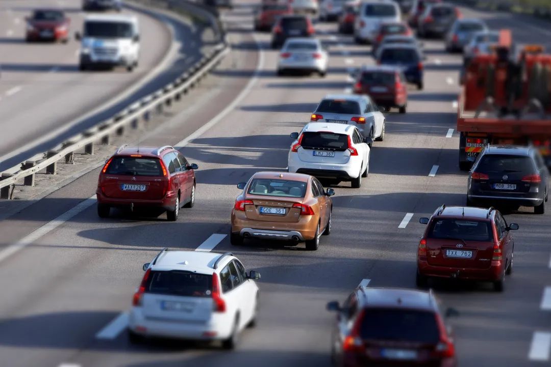 高速碰瓷应对方法_高速碰瓷手法_高速后视镜碰瓷党图片