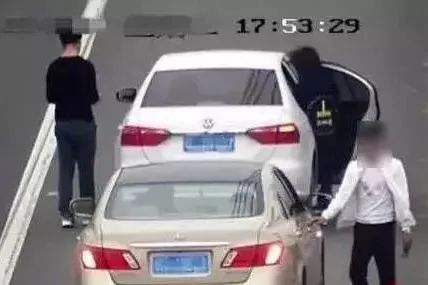 高速后视镜碰瓷党图片_高速碰瓷应对方法_高速碰瓷手法