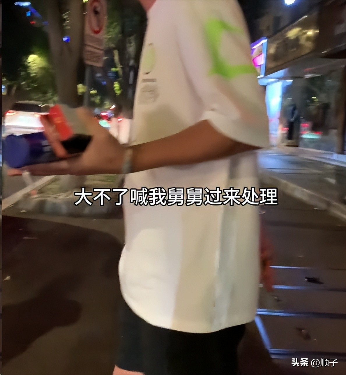 女子醉酒吐车内司机收费_出租车司机200元洗车费情侣争执_成都市区晚间洗车