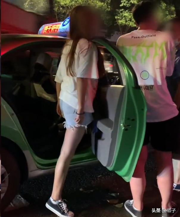 女子醉酒吐车内司机收费_成都市区晚间洗车_出租车司机200元洗车费情侣争执