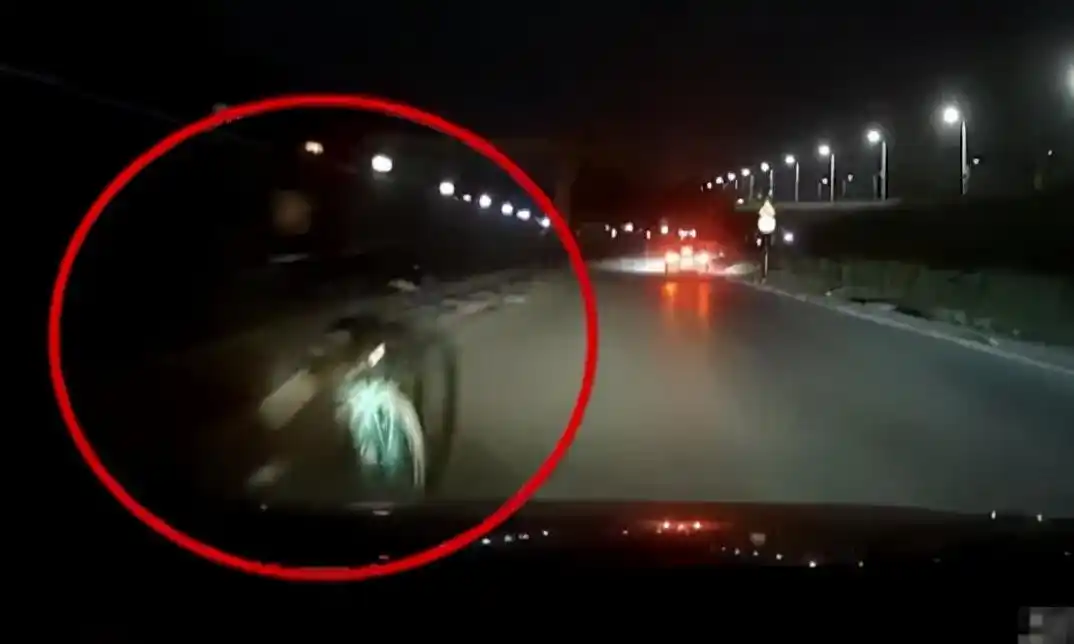 高速后视镜碰瓷党图片_碰瓷党 手法 无监控 碰瓷司机 避免上当