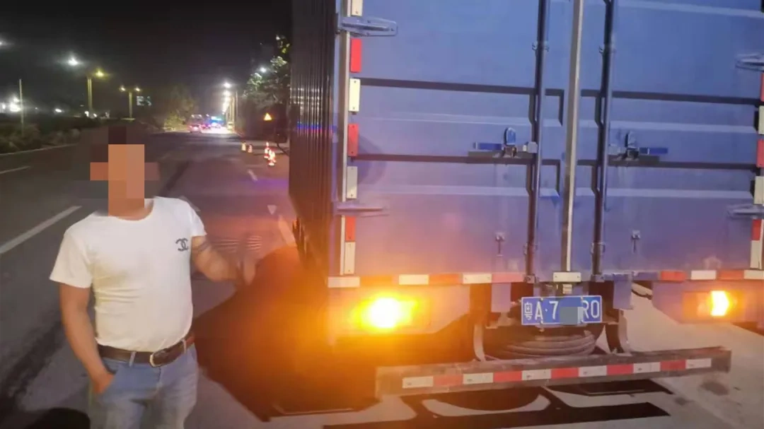 高速后视镜碰瓷党图片_碰瓷党 手法 无监控 碰瓷司机 避免上当