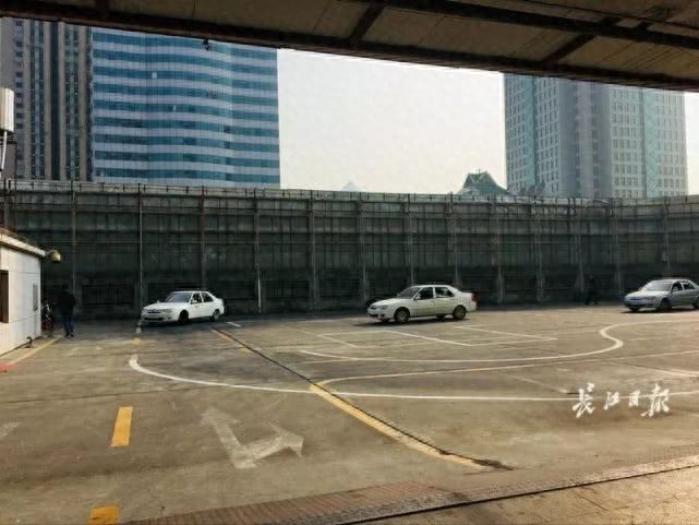 太吓人了!驾校竟悬在20米高的楼顶练车,刹车没踩好就…… 太吓人了!驾校竟悬在20米高的楼顶练车,刹车没踩好就……