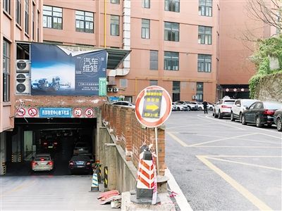 重庆一驾校藏身闹市楼顶 无备案已被要求停用 重庆一驾校藏身闹市楼顶 无备案已被要求停用