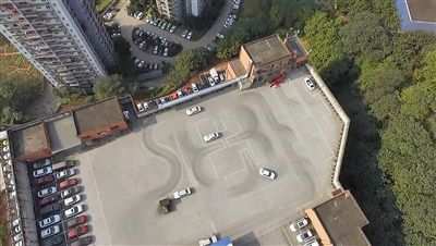 重庆驾校楼顶练车安全隐患_重庆楼顶驾校练车场地违规_楼顶设练车场