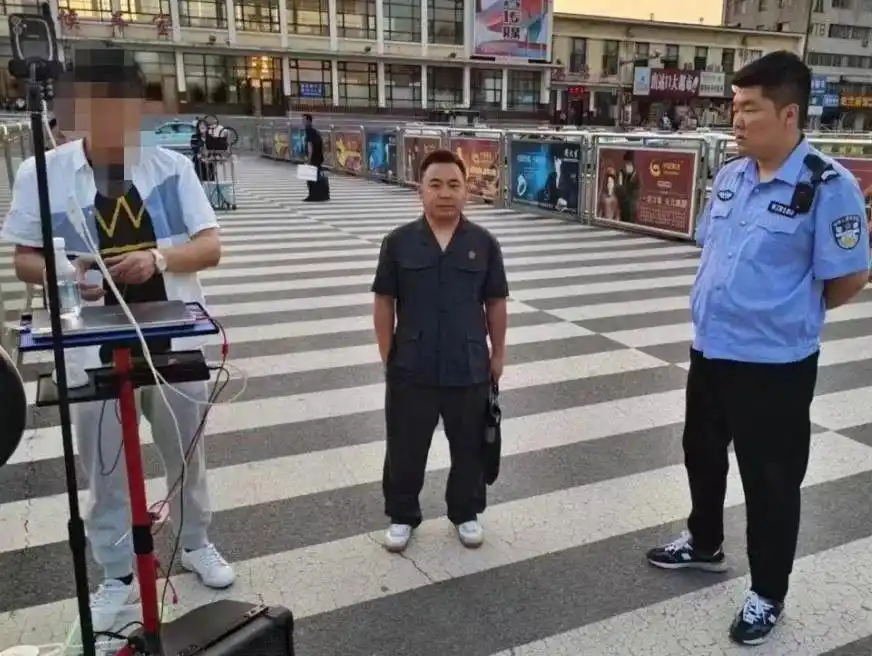 拘留!一网红在火车站前直播时被抓 拘留!一网红在火车站前直播时被抓