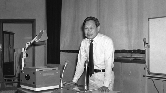 杨振宁的“慢教育学”:做教授的父亲没把儿子朝数学方向推,却给他补《孟子》 杨振宁的“慢教育学”:做教授的父亲没把儿子朝数学方向推,却给他补《孟子》