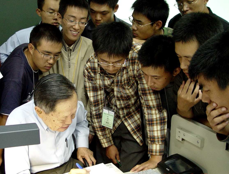 杨振宁父亲断绝关系_杨振宁 103岁 院士 逝世 家学 慢教育学 父亲 家教 教育方法 家长 慢慢来 不要着急 补习 孟子 人文历史知识 抗战 西南联大