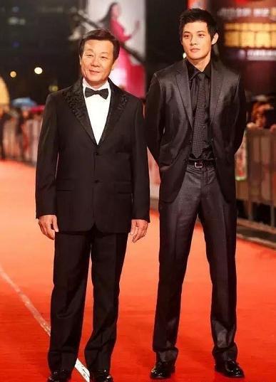 两个老婆楼上楼下住其乐融融,她们还为寇世勋生了4个孩子