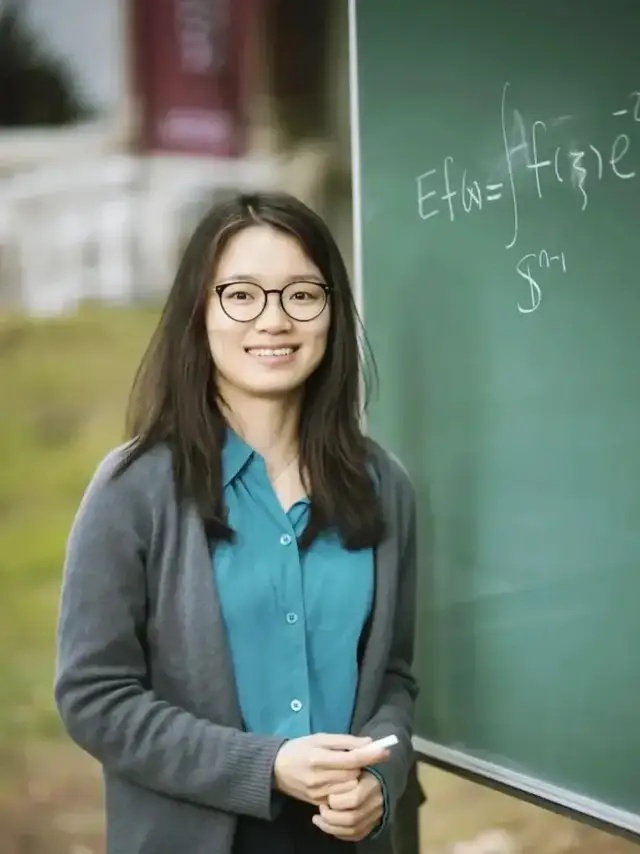 北大清华教室挤爆了!韦东奕前排听课,丘成桐站台,她究竟是谁? 北大清华教室挤爆了!韦东奕前排听课,丘成桐站台,她究竟是谁?