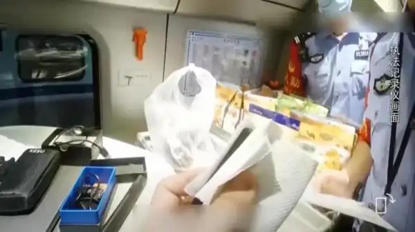 坐高铁上个厕所1万多的电脑没了_动车卫生间偷拍 监控摄像头 行政拘留