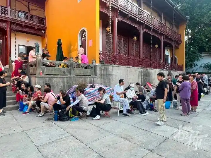 6点不到就有人去灵隐寺排队！一年一度，很多杭州人盼了又盼，今天开售