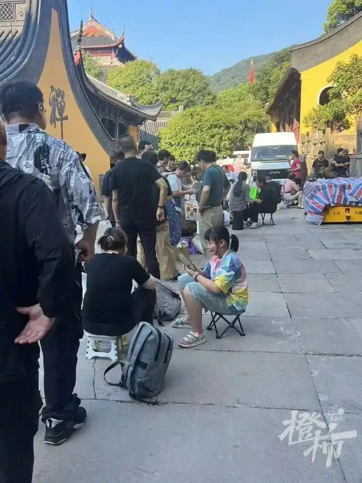 杭州寺庙月饼火到限购 代购凌晨排队_灵隐寺素月饼开售时间_老杭州寺庙月饼哪里买