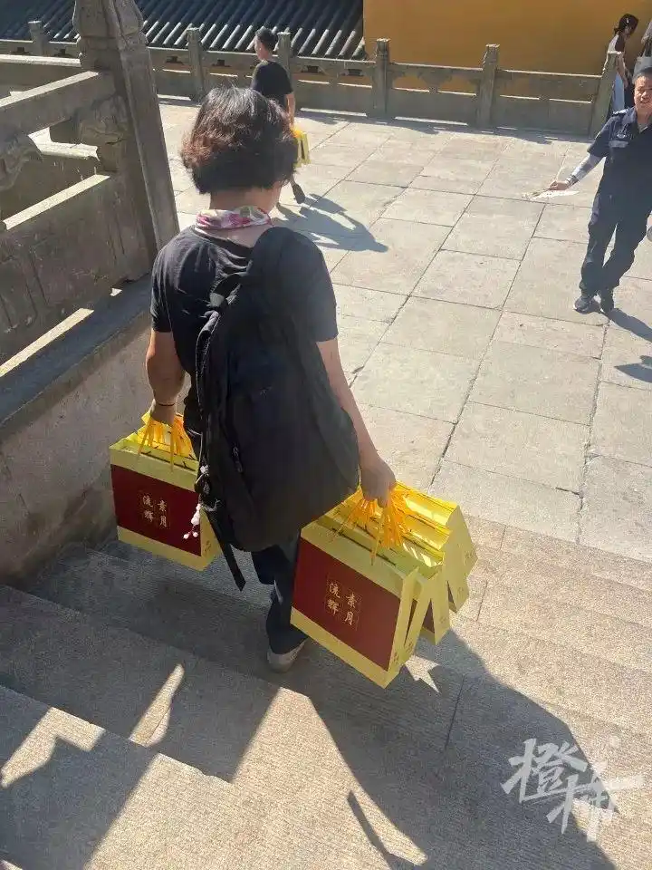 杭州寺庙月饼火到限购 代购凌晨排队_老杭州寺庙月饼哪里买_灵隐寺素月饼开售时间