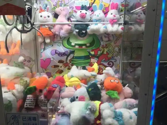 抓娃娃机价格变化原因_娃娃机调试抓力设置图_地铁站娃娃机现状
