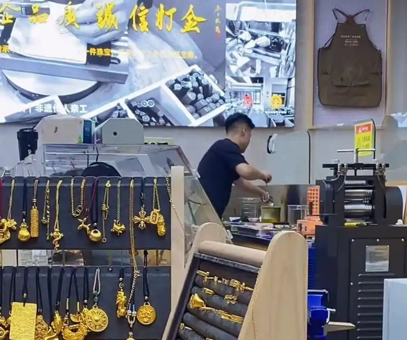 现货黄金价格逼近1100元克_黄金饰品价格迈入“1100元+”时代_金包银首饰平替消费趋势