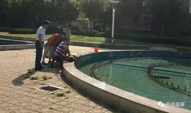景观河儿童安全_夏季喷泉触电事故_5岁男童在景观池触电身亡
